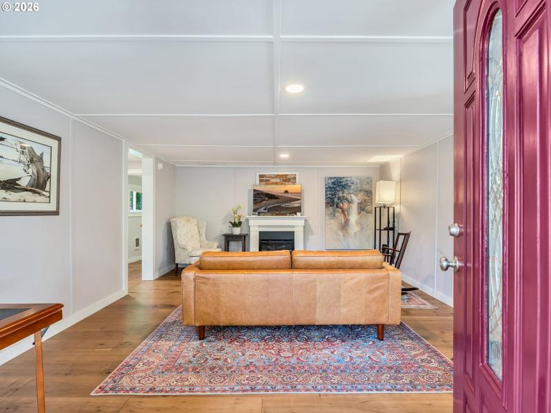 Living Room/Entrance