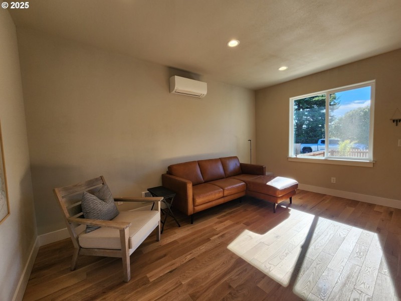 Living Room/Entrance