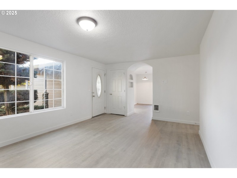 Living Room/Entrance