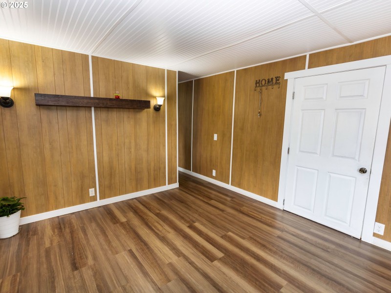 Living Room/Entrance