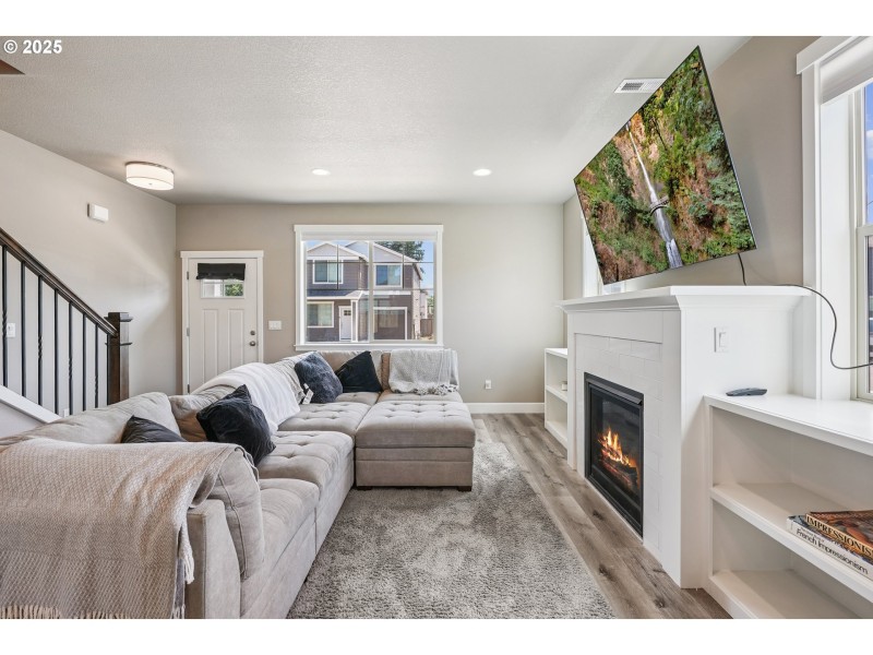Living Room/Entrance