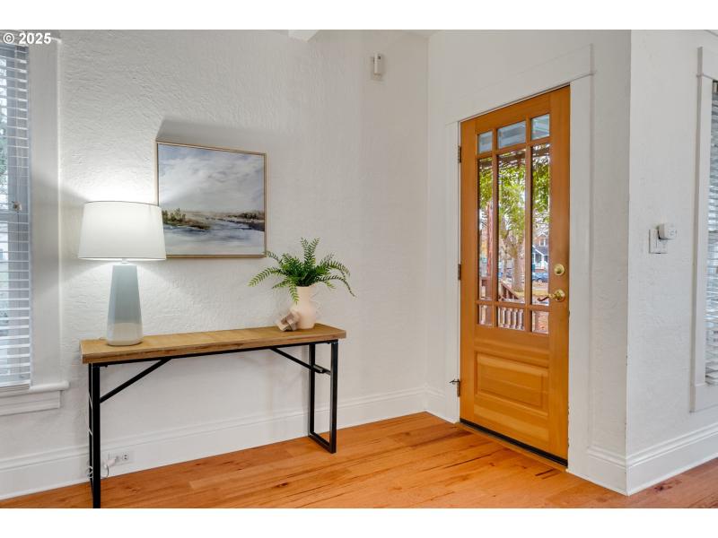 Living Room/Entrance