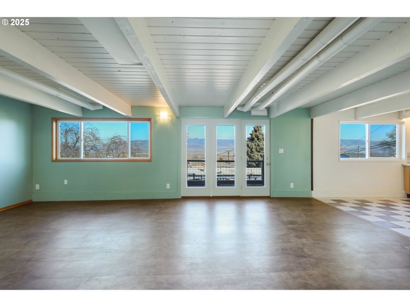 Living Room/Entrance