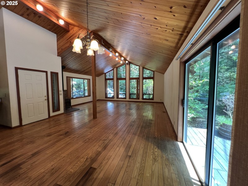 Living Room/Entrance