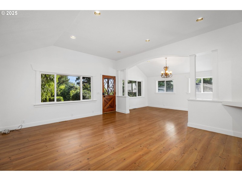 Living Room/Entrance