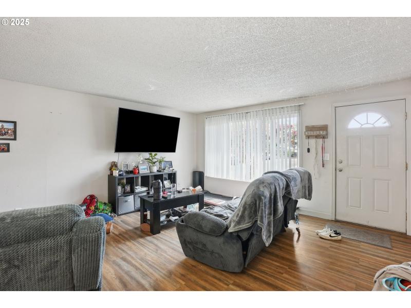 Living Room/Entrance