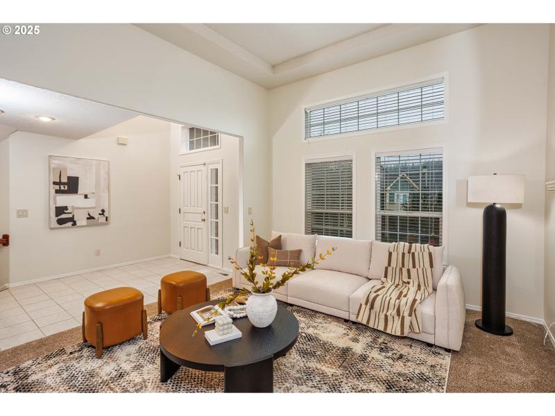 Living Room/Entrance