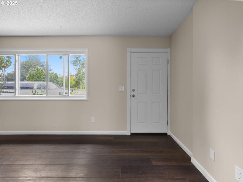 Living Room/Entrance