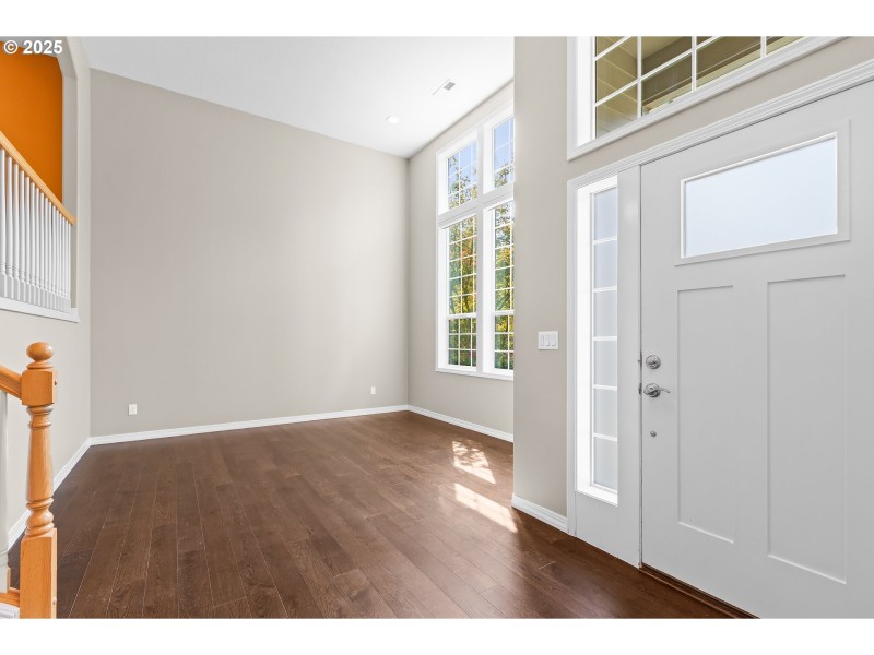 Living Room/Entrance