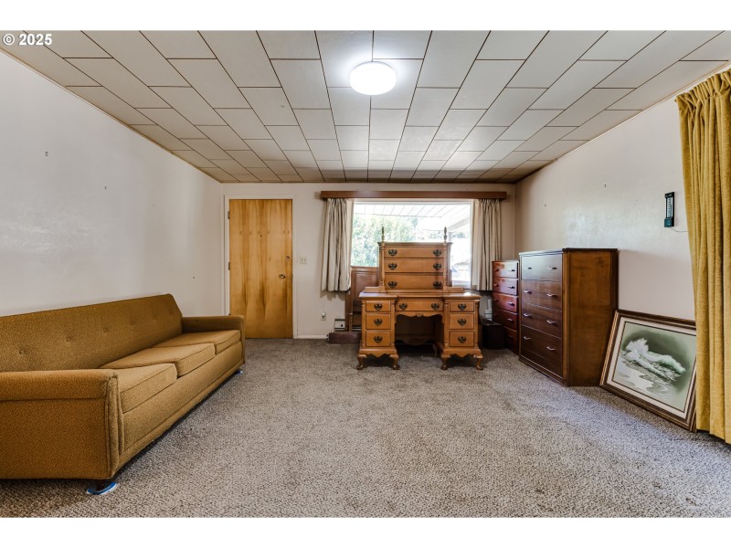 Living Room/Entrance