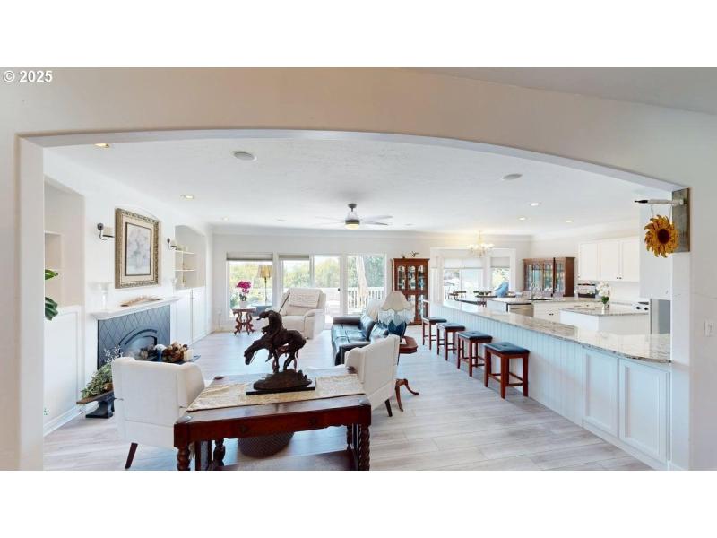 Living Room/Entrance