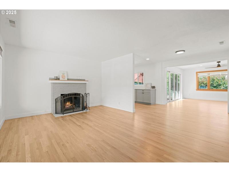 Living Room/Entrance