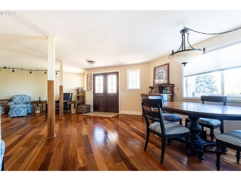 Living Room/Entrance