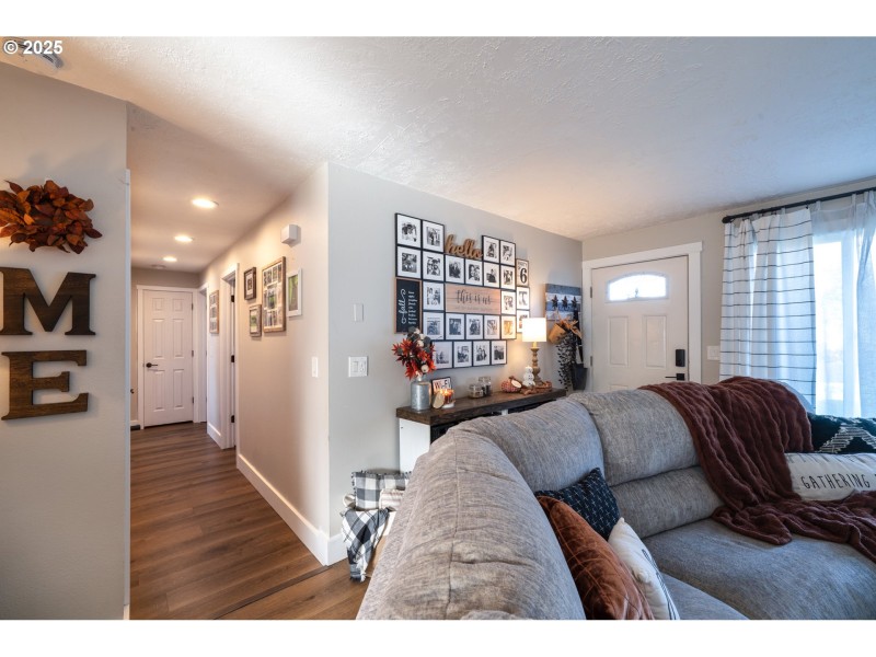 Living Room/Entrance