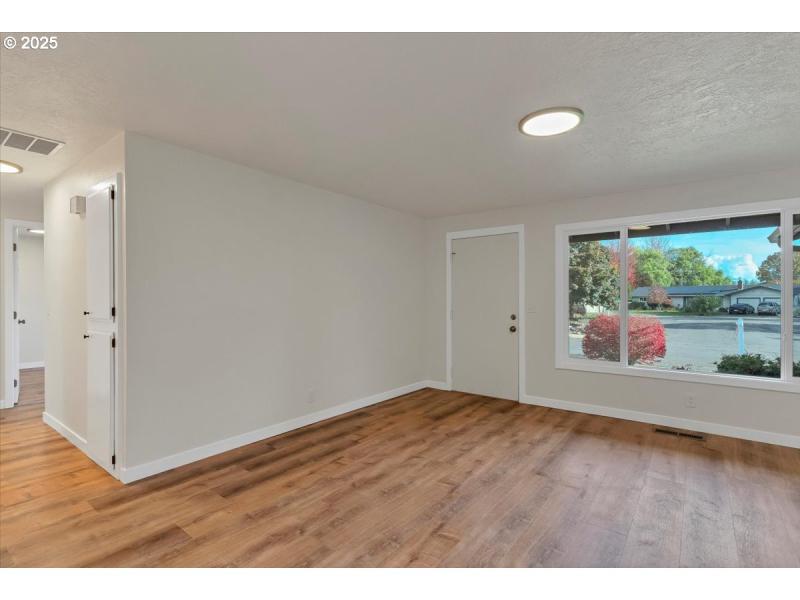 Living Room/Entrance