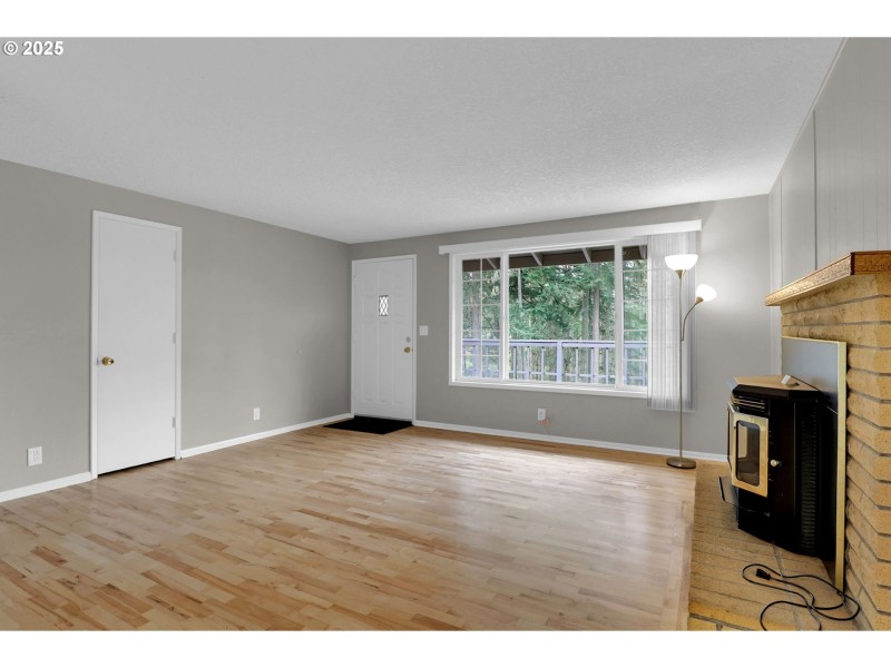 Living Room/Entrance