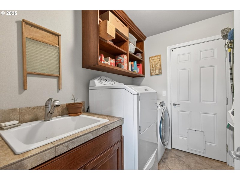 Living Room/Entrance