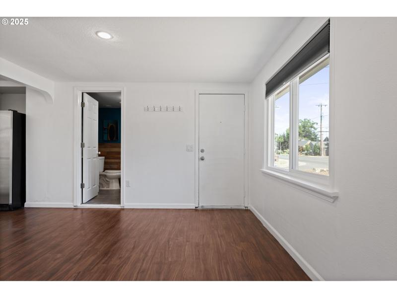 Living Room/Entrance