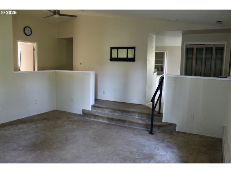 Living Room/Entrance