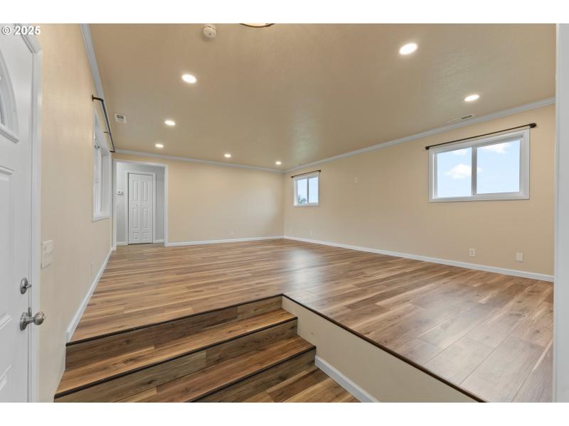 Living Room/Entrance