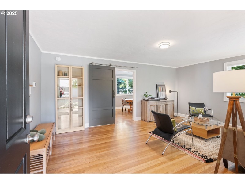 Living Room/Entrance