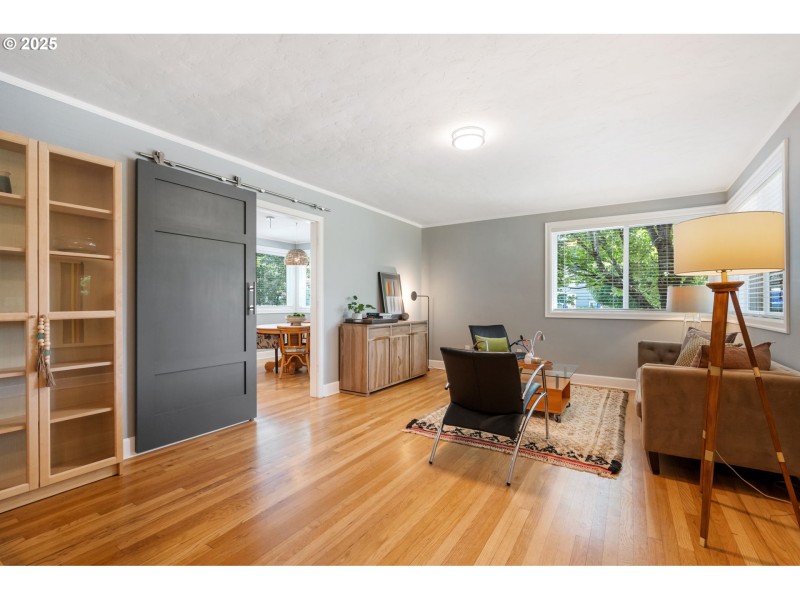 Living Room/Entrance