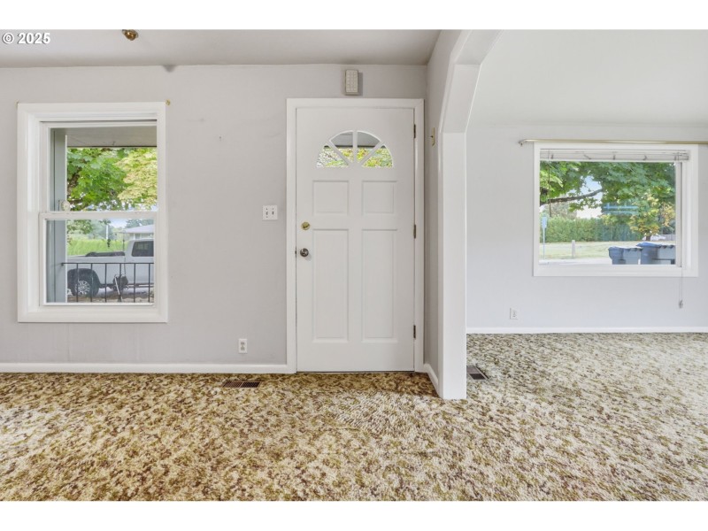 Living Room/Entrance