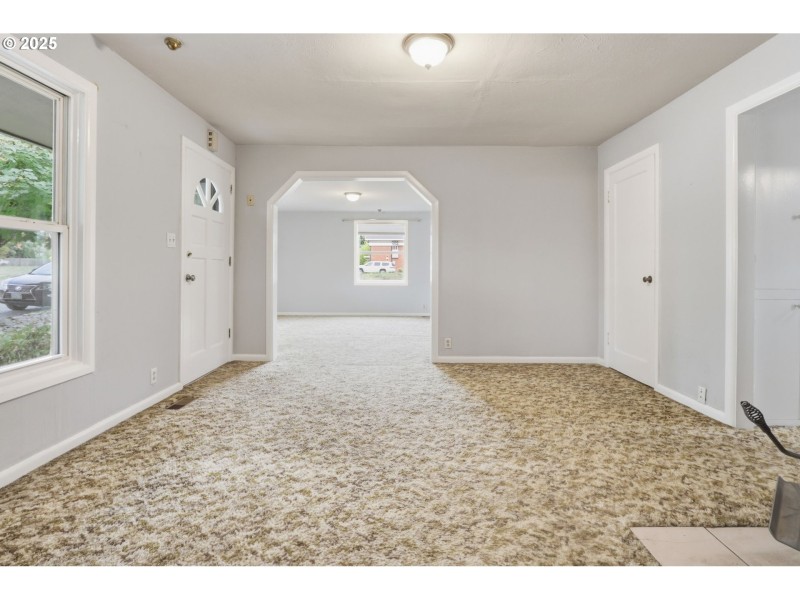 Living Room/Entrance