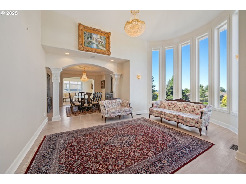 Living Room/Entrance
