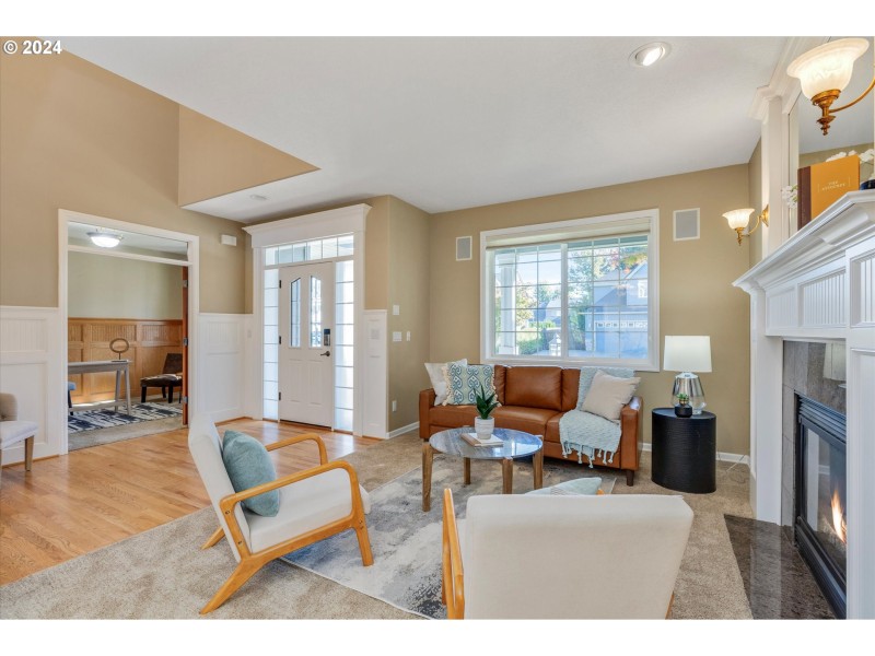 Living Room/Entrance