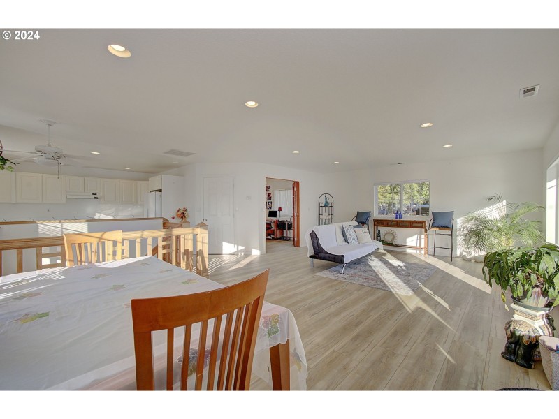 Living Room/Entrance