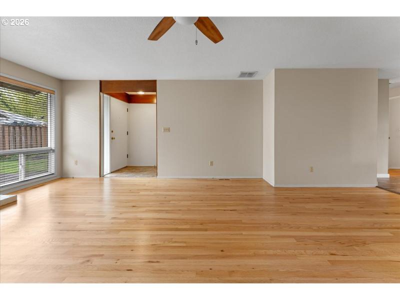 Living Room/Entrance
