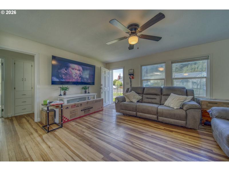 Living Room/Entrance