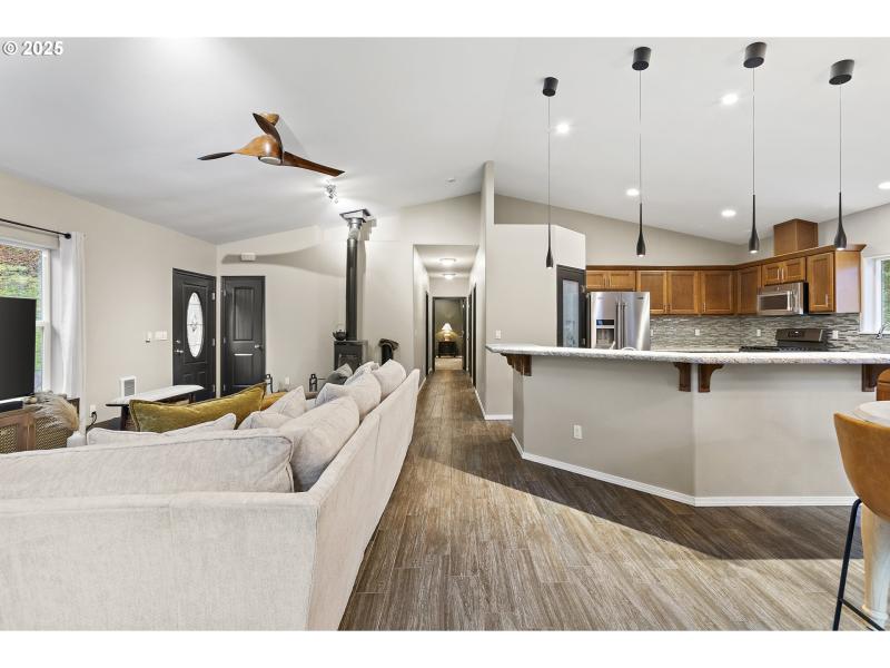 Living Room/Entrance