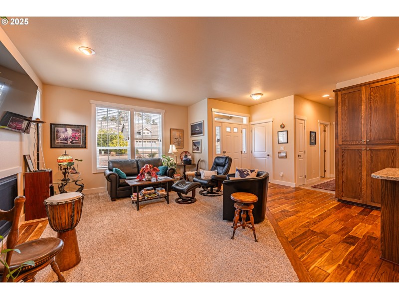 Living Room/Entrance