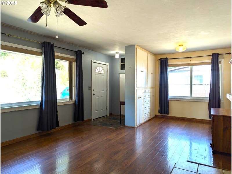 Living Room/Entrance