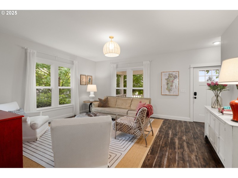 Living Room/Entrance