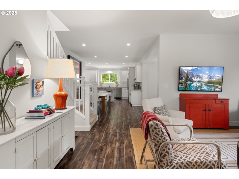 Living Room/Entrance