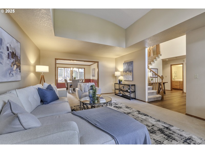 Living Room/Entrance