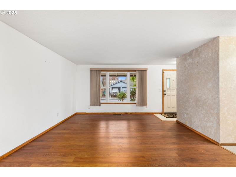 Living Room/Entrance