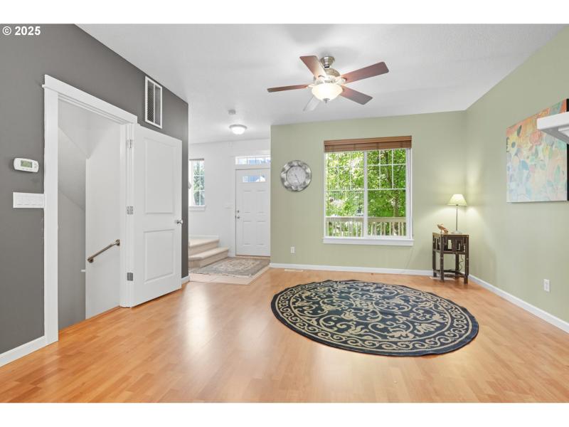 Living Room/Entrance