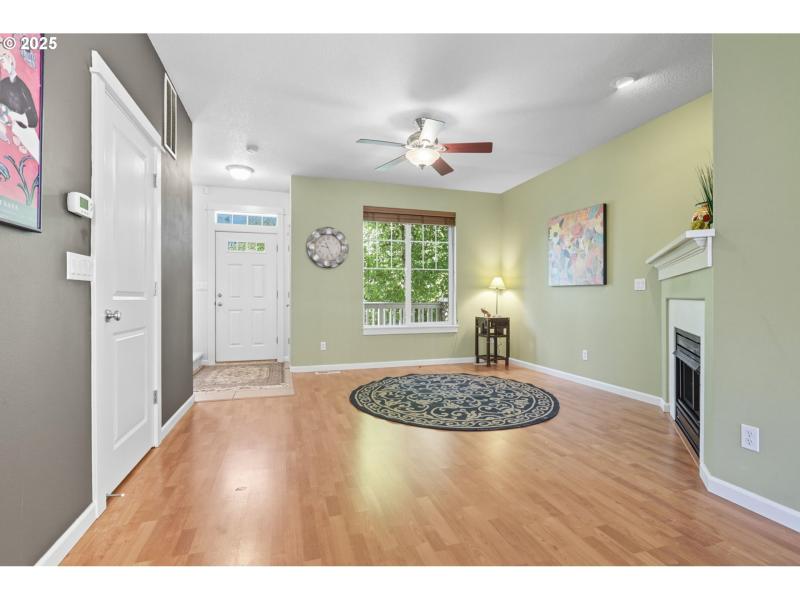 Living Room/Entrance