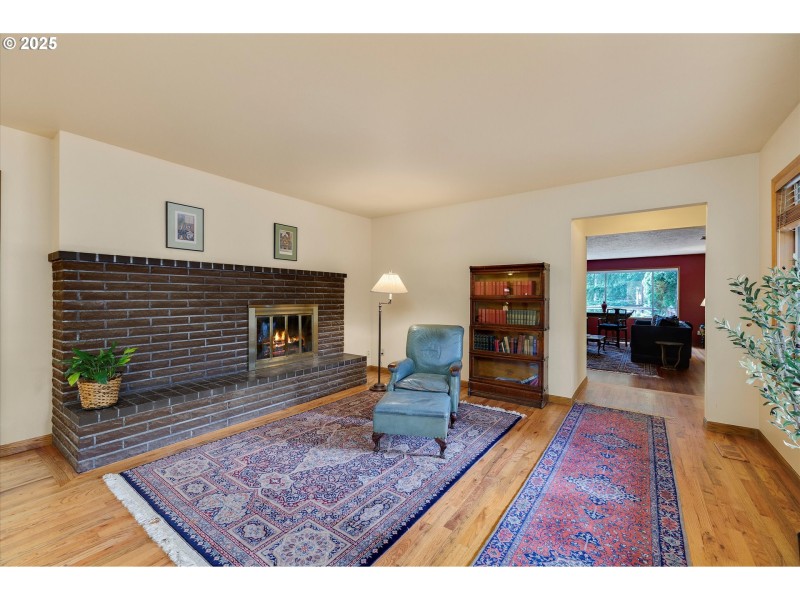 Living Room/Entrance