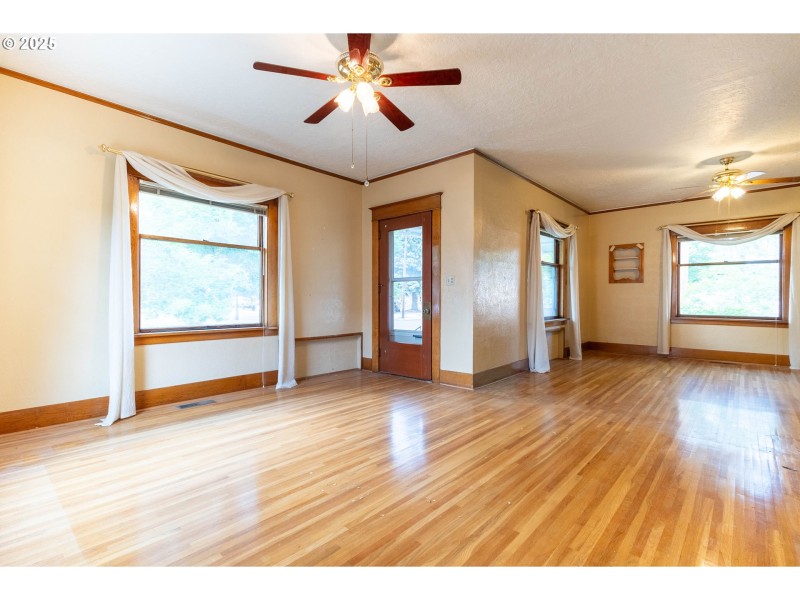 Living Room/Entrance