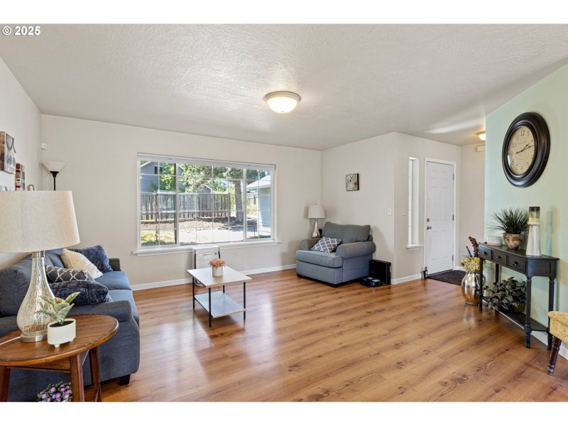 Living Room/Entrance