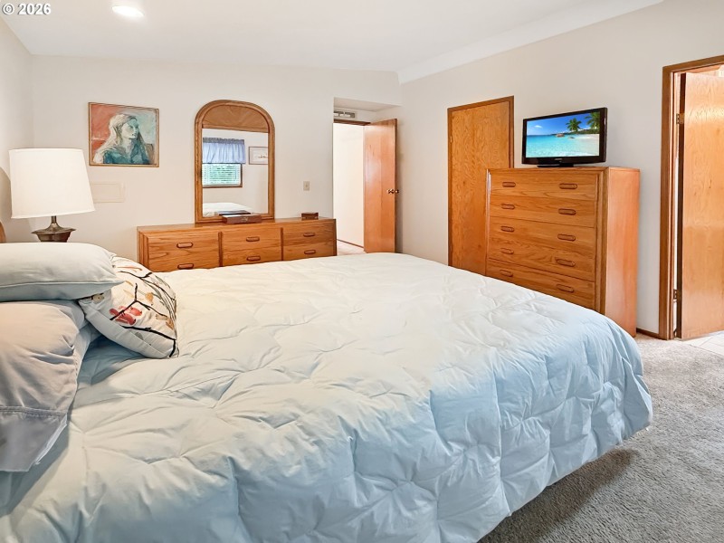 Bedroom, Primary
