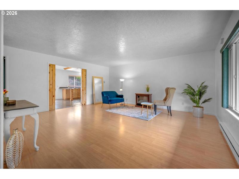 Living Room/Entrance