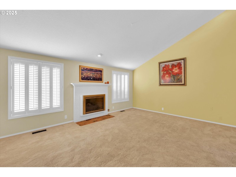 Living Room/Entrance