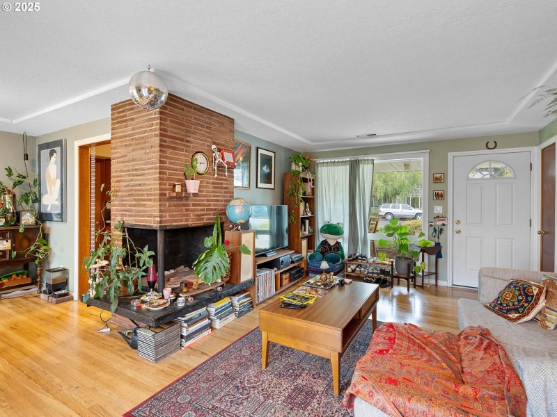 Living Room/Entrance