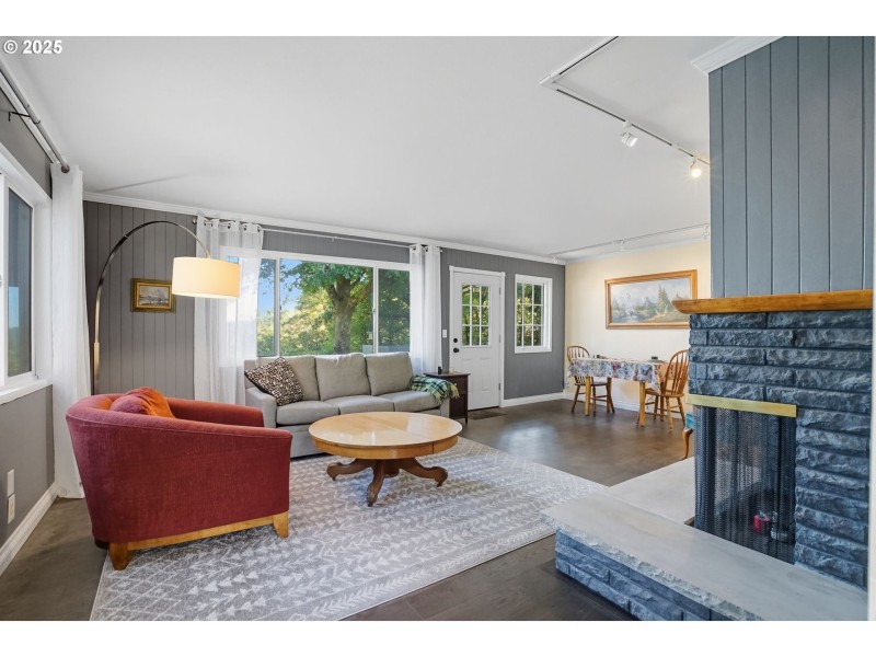 Living Room/Dining Room